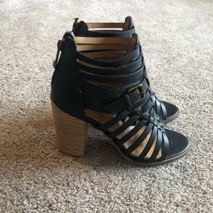 Black report women’s shoes size 6.5